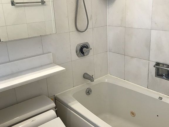 4th image of 161 W 61st St APT 25E