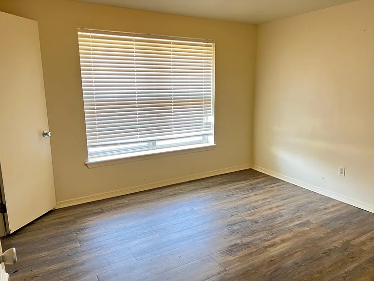 515 Kingsway St — Photo 12