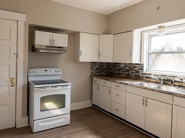 2141 Philadelphia Dr — Photo 12