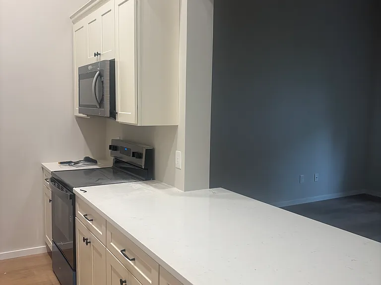 1568 Lonsdale Ave #3 — Photo 9