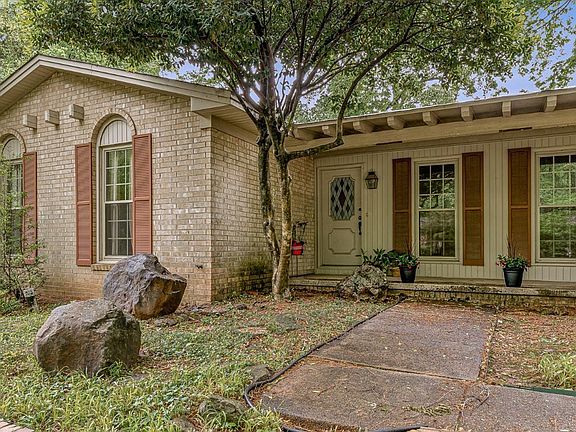 4th image of 1402 Twin Oaks Ave