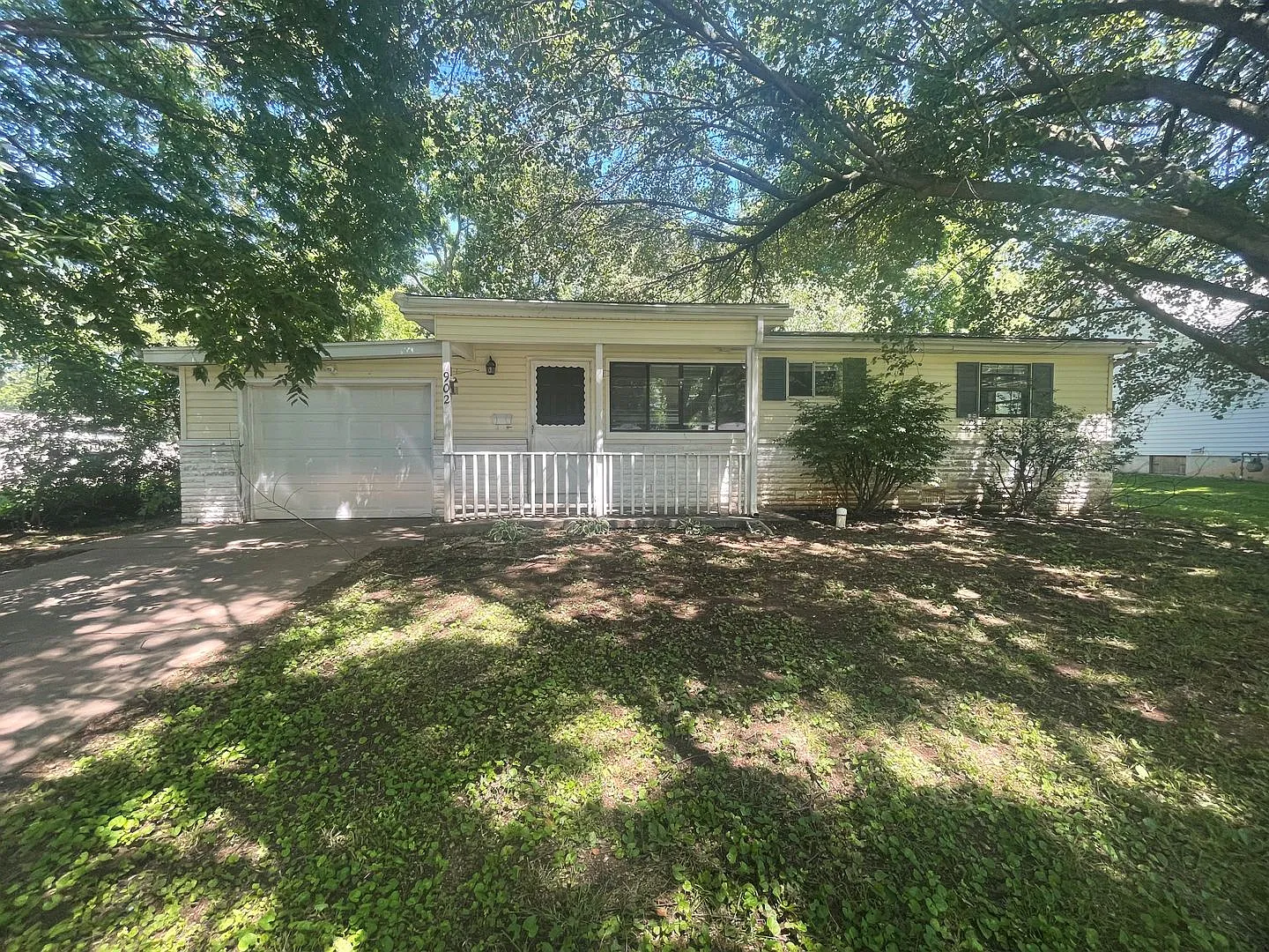 Available Now 2 bedroom 1 bath with attached 1 car garage — Photo 2