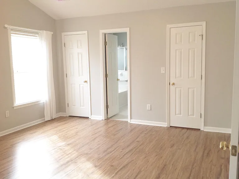 Comfortably-sized main bedroom has en-suite full bath with garden tub, separate shower, double sink in long vanity, 3 drawers and under sink storage. Pergo wood laminate floors.
