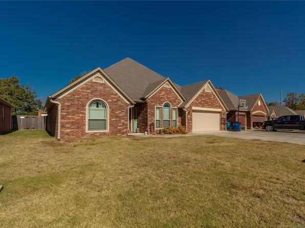 831 Great Oaks Dr, McAlester, OK 74501
