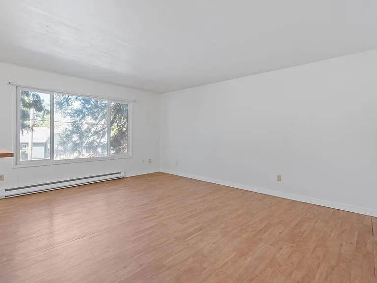 $500 off! Updated, upstairs 2-bdrm/1-bath triplex aptOn-site w/d, off-street parking, near downto... — Photo 9