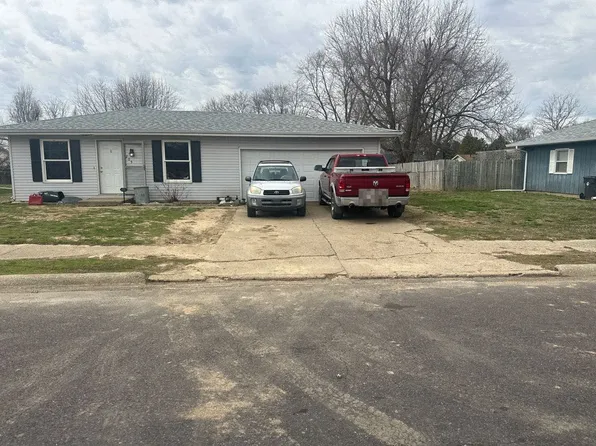 205 Maple Park Dr, Pekin, IL 61554