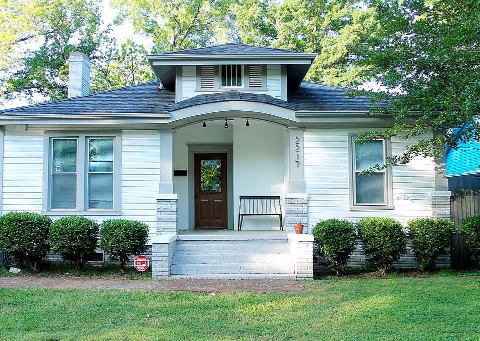 A beautiful and bright entry