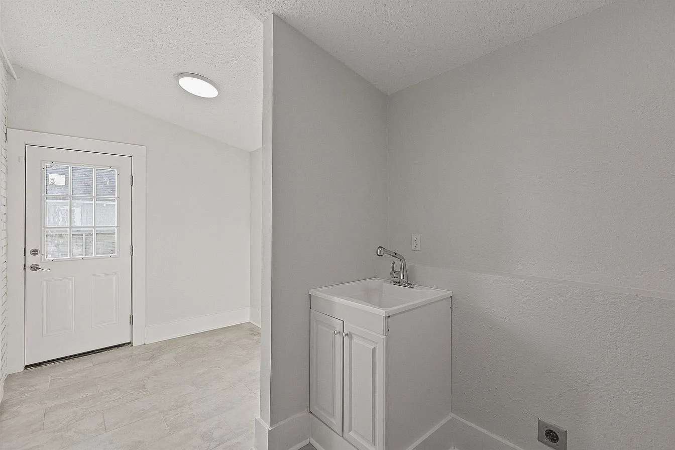 4 bed, 2.5 bath, $2,195 — Photo 3