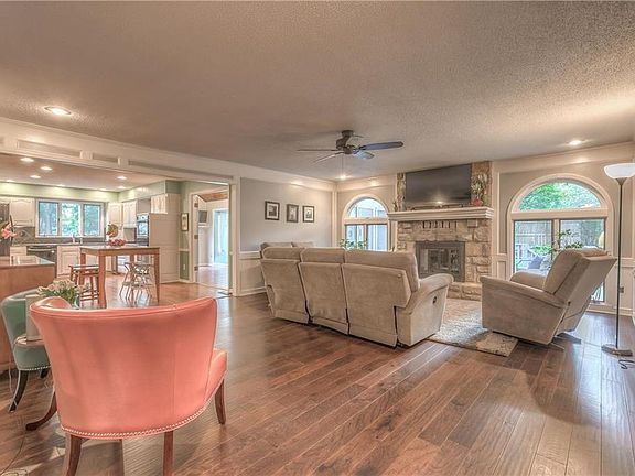 4th image of 3903 NE Woodridge Dr