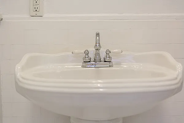 Rented by Dixon Advisory USA Inc. | media 114