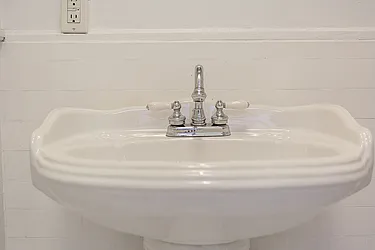 Rented by Dixon Advisory USA Inc.