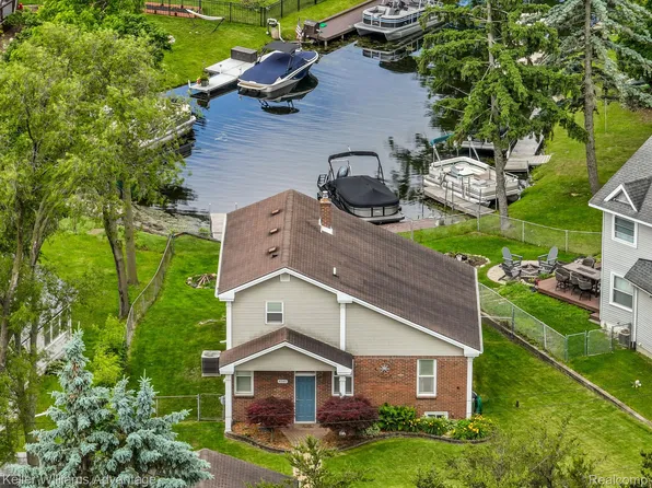 8345 Lagoon St, Commerce Township, MI 48382