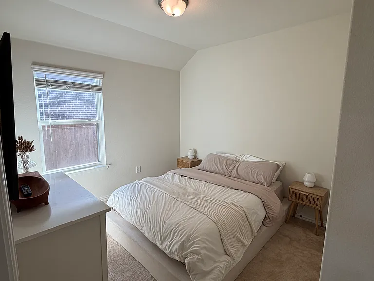 2504 Melrose Dr — Photo 12