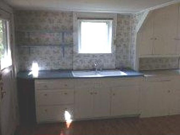 5th image of 651 W 1st St