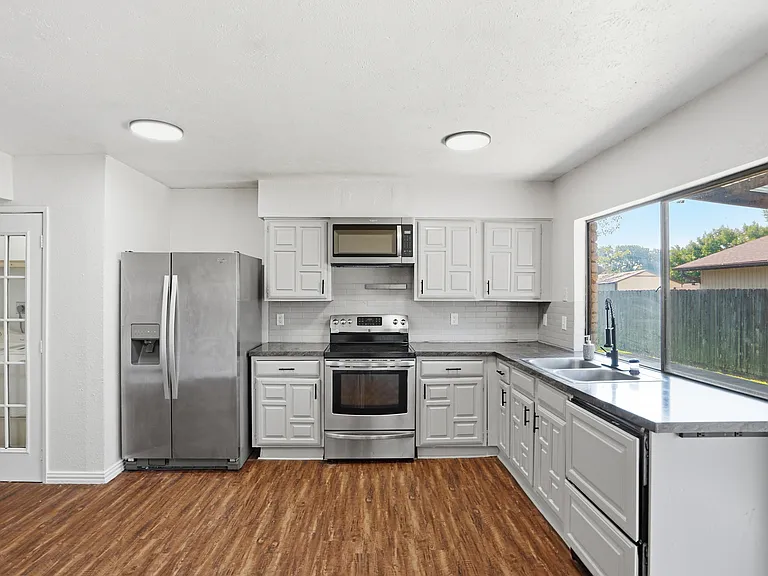 2711 Treeview Dr — Photo 7