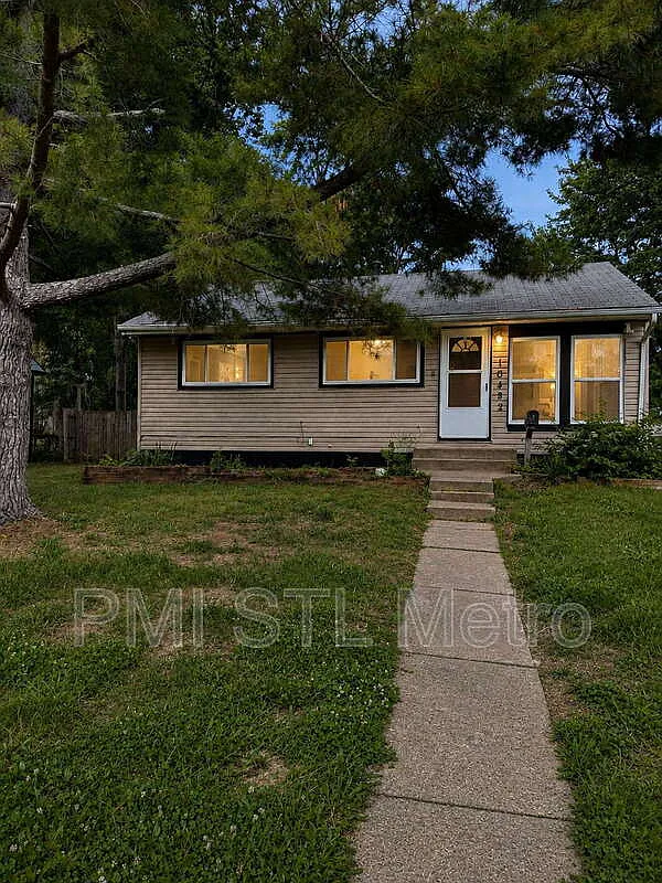 4 bed, 1.0 bath, 826 sqft, $1,525 — Photo 1