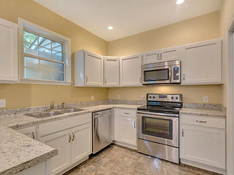 914 Locust Ln — Photo 3