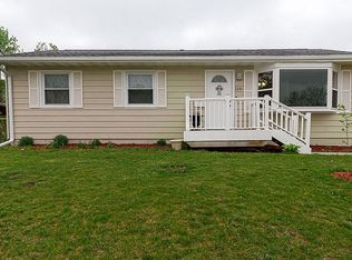 1236 Rainbow Blvd, Hiawatha, IA 52233