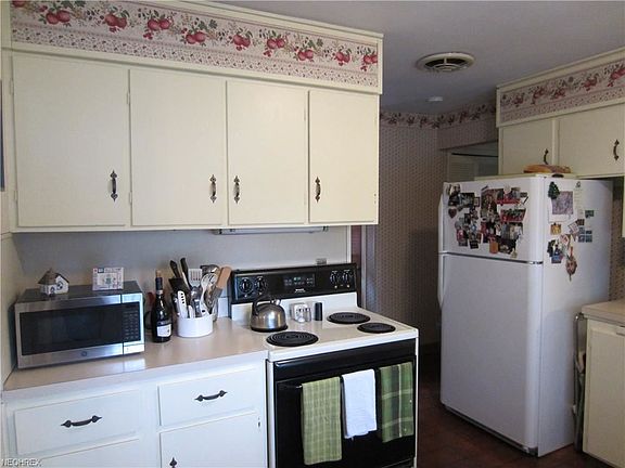 5th image of 83 Edgewood Dr