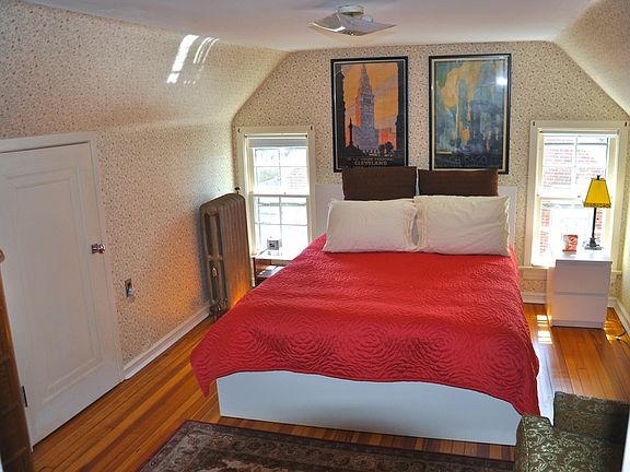 4th Bedroom on top Floor (w/ full bath)