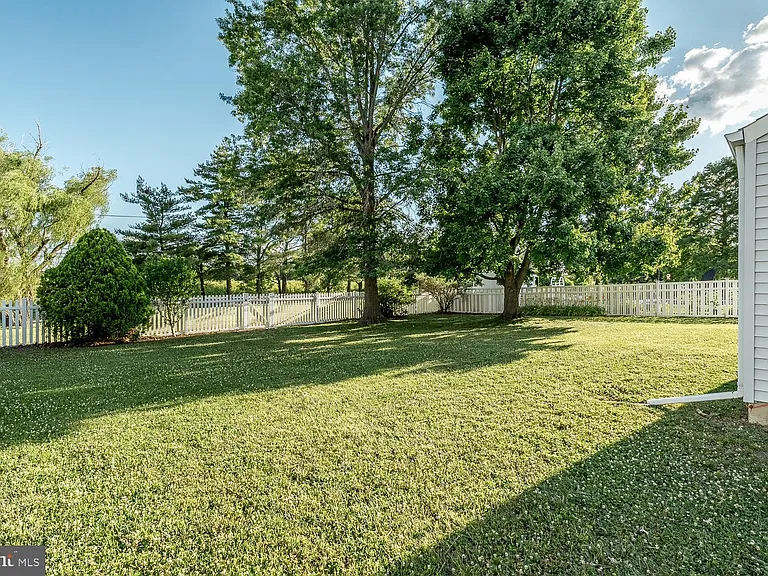 10 Honey Locust Ln — Photo 32