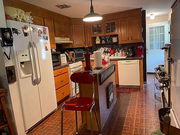 2nd image of 423 Paradise St