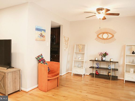 5th image of 226 S Stevenson Sq