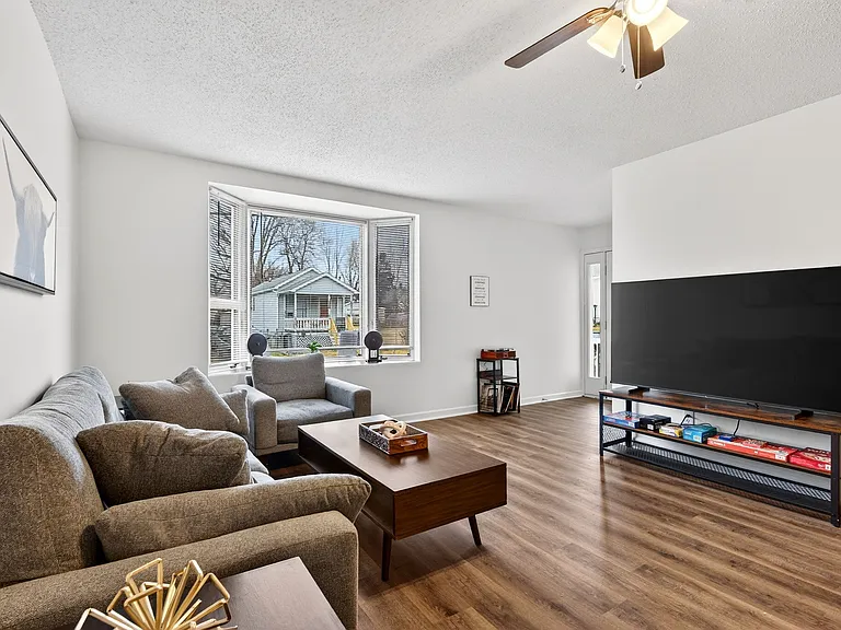 138 W Loretta Ave — Photo 10