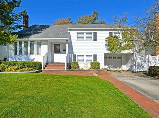 141 Abbey St, Massapequa Park, NY 11762