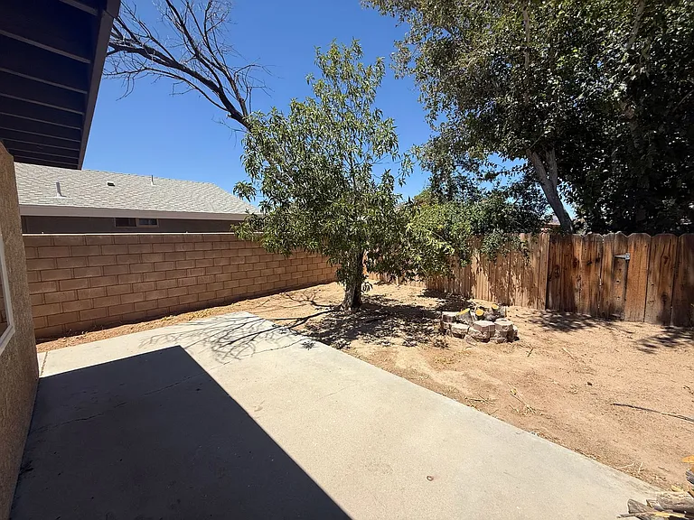 208 W Mariposa Ave — Photo 10