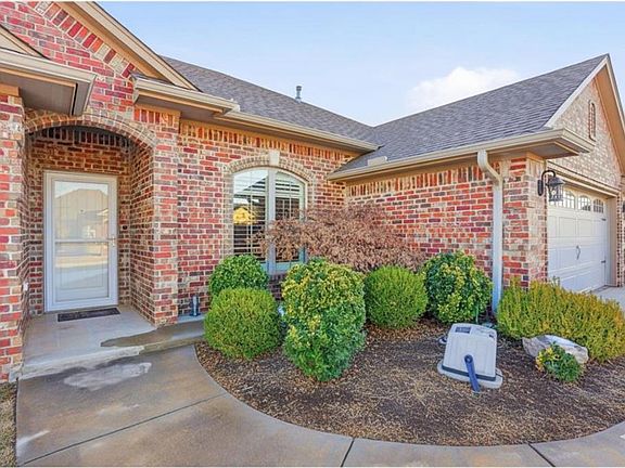 2nd image of 912 Stephanie Ln