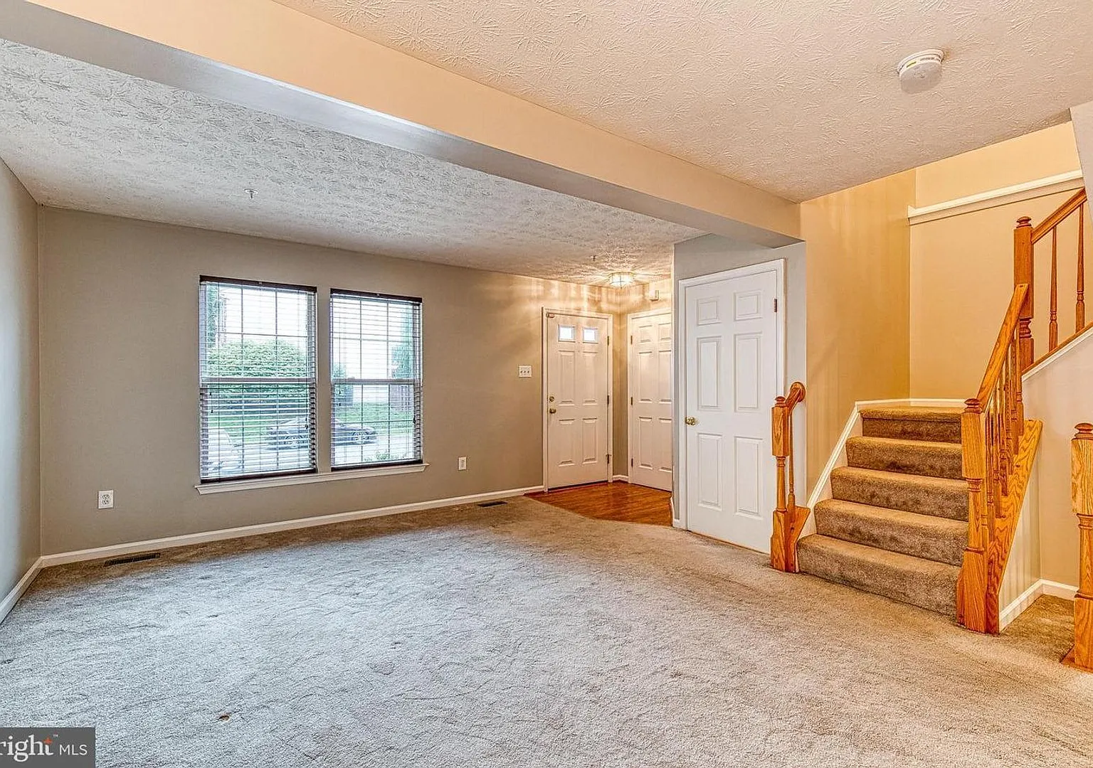 Welcome to this beautiful 3bd 2.5bth brick-front townhome in the highly desirable New Town community — Photo 4