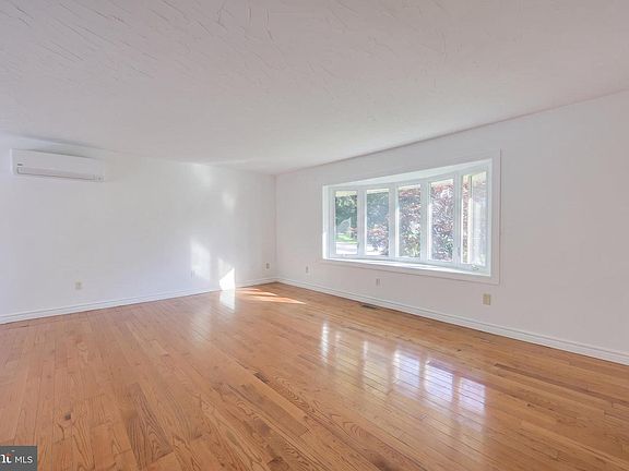 3rd image of 3495 Edenbridge Rd