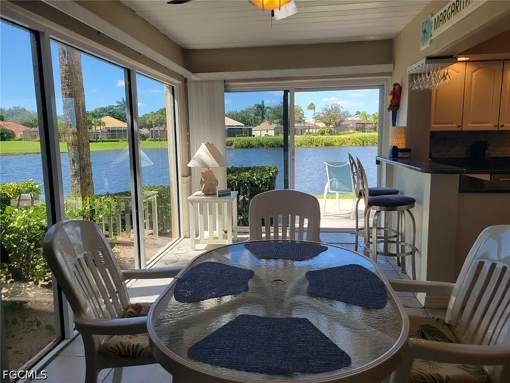2 bed, 2.0 bath, 949 sqft, $5,300 — Photo 4