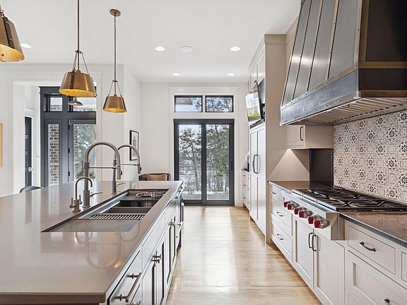 5th image of 373 Park St E