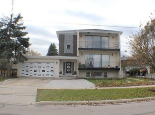 16W661 56th St #1, Clarendon Hills, IL 60514