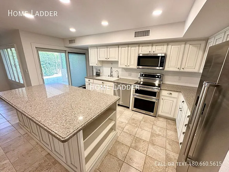8084 E Del Laton Dr — Photo 4