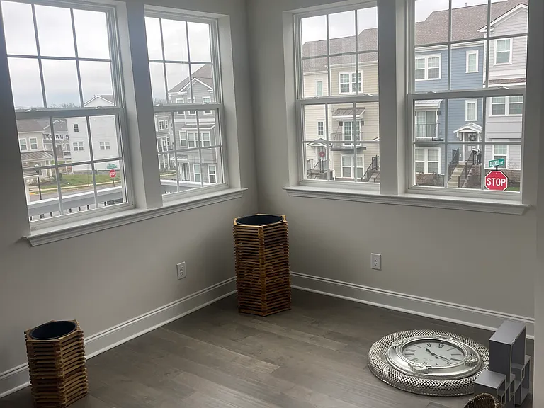 Sun room(unfurnished)