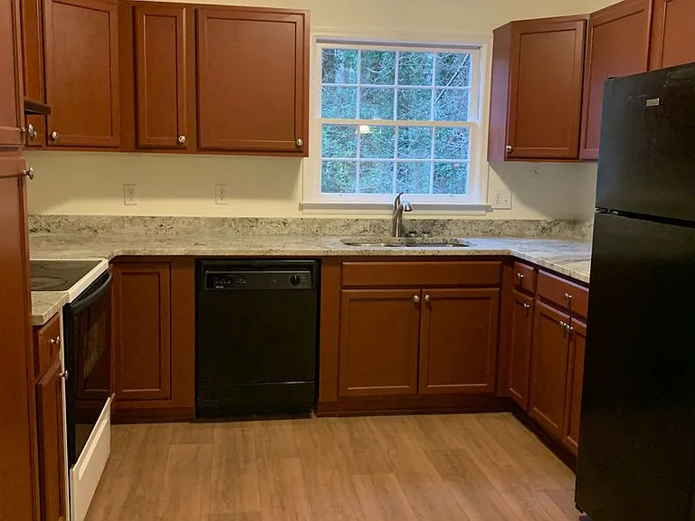 200 Rollingwood Dr — Photo 3