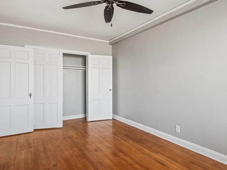Piccadilly Apartments — Photo 49