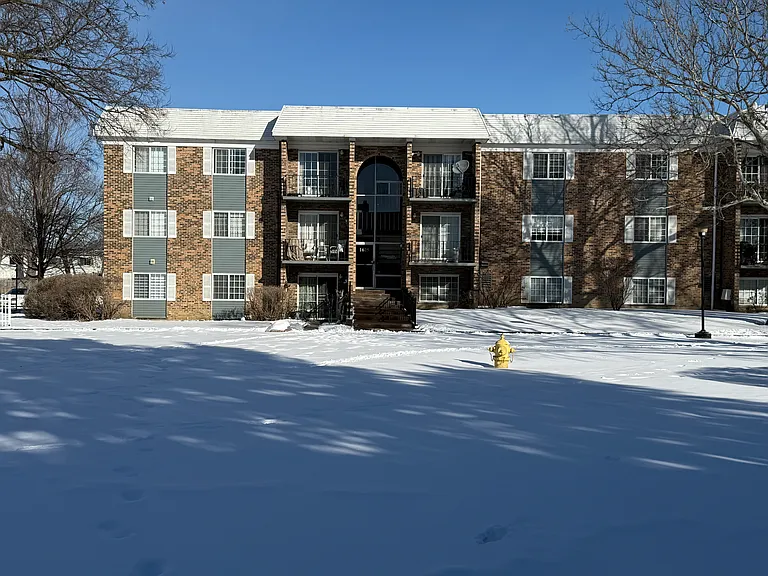 1611 N Windsor Dr — Photo 1