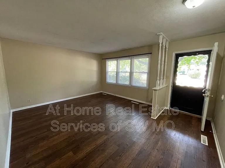331 E Wayland St — Photo 2