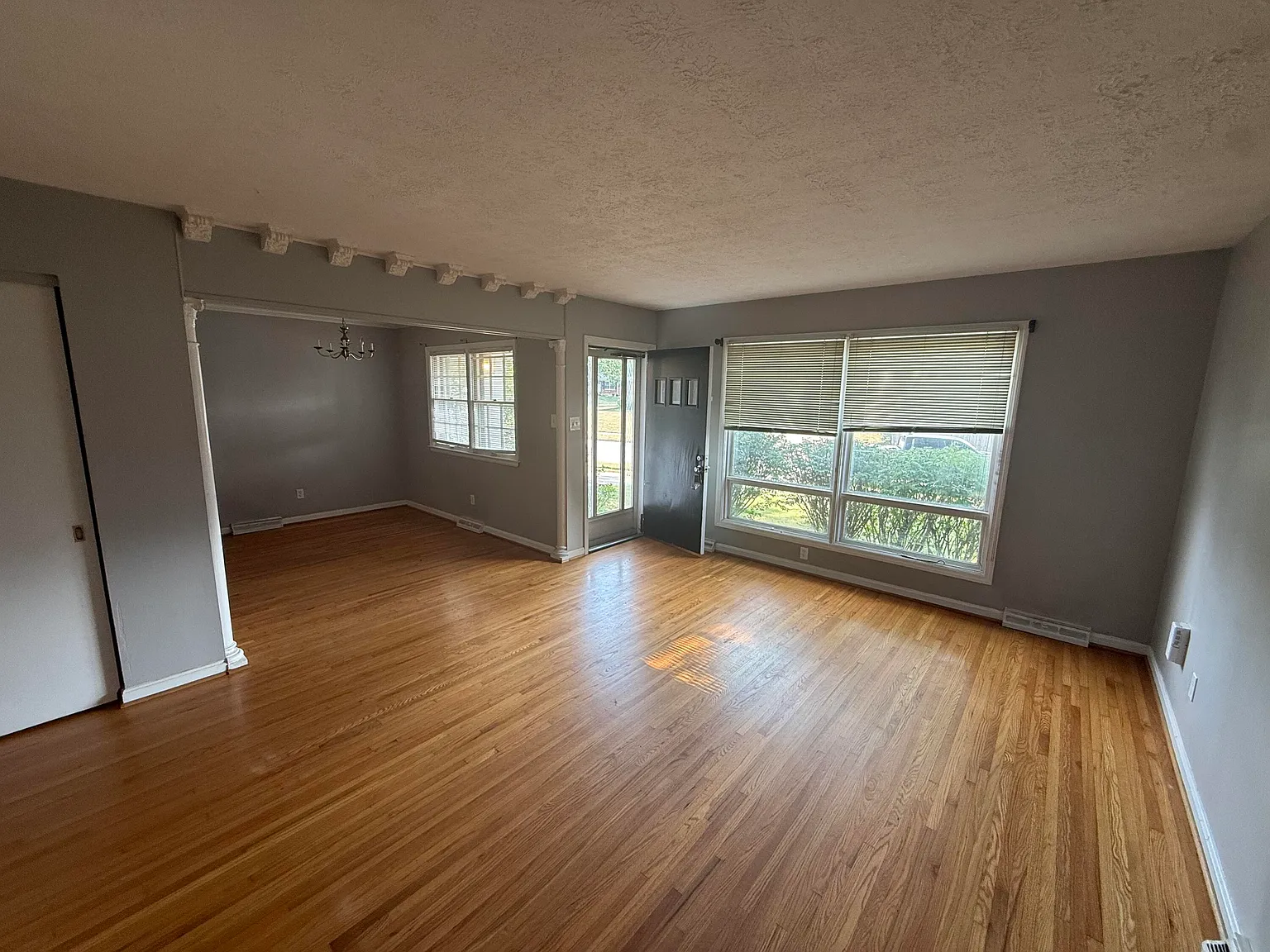 3 bed, 2.0 bath, 1374 sqft, $1,695 — Photo 3