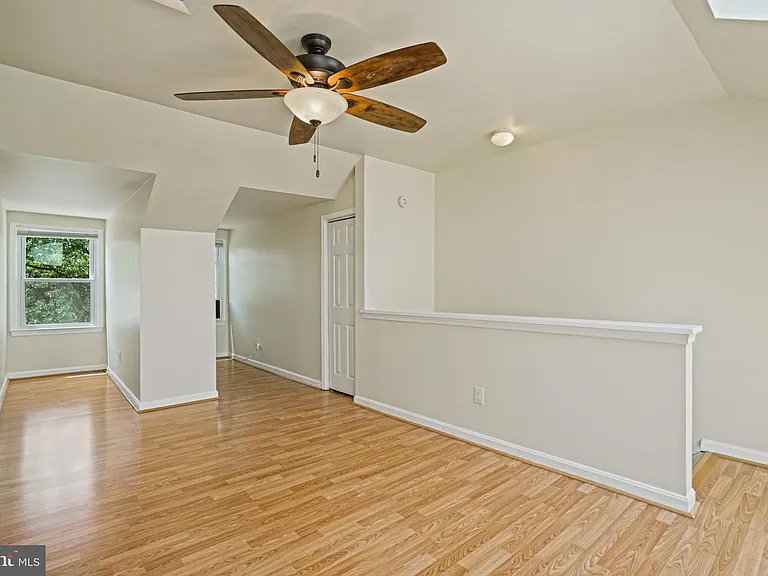 1141 N Vernon St — Photo 38
