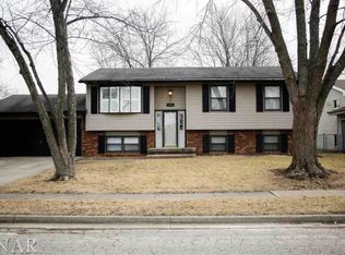 103 N Bayberry Ct, Bloomington, IL 61704