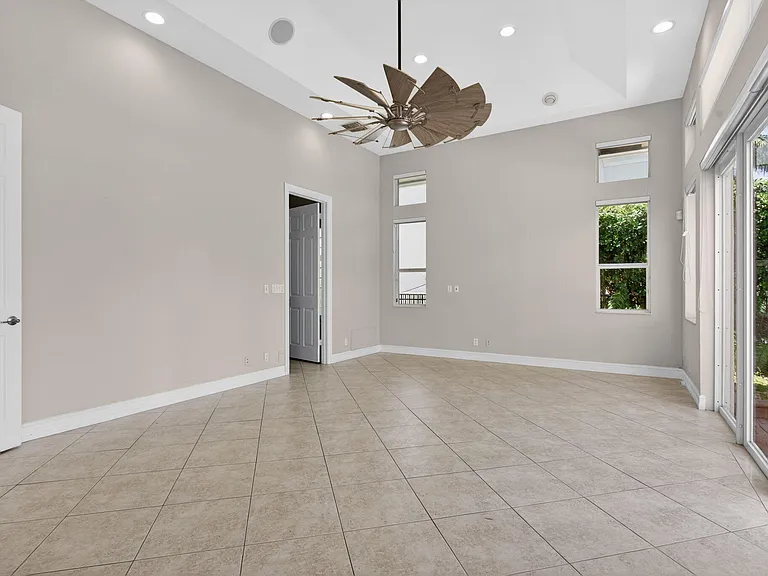 4901 NE 29th Ave — Photo 31