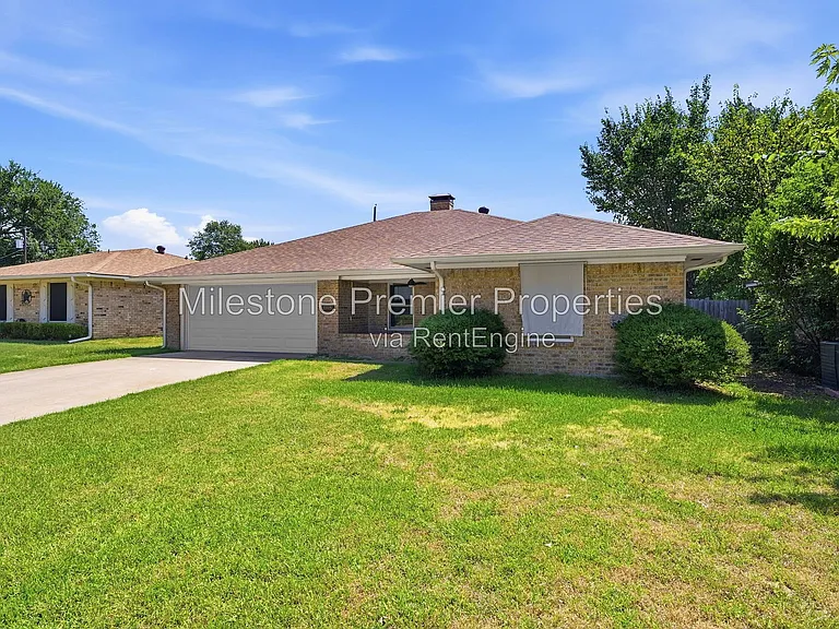 1908 Paula Dr — Photo 3