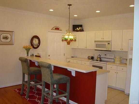 4th image of 1015 Doulton Cir