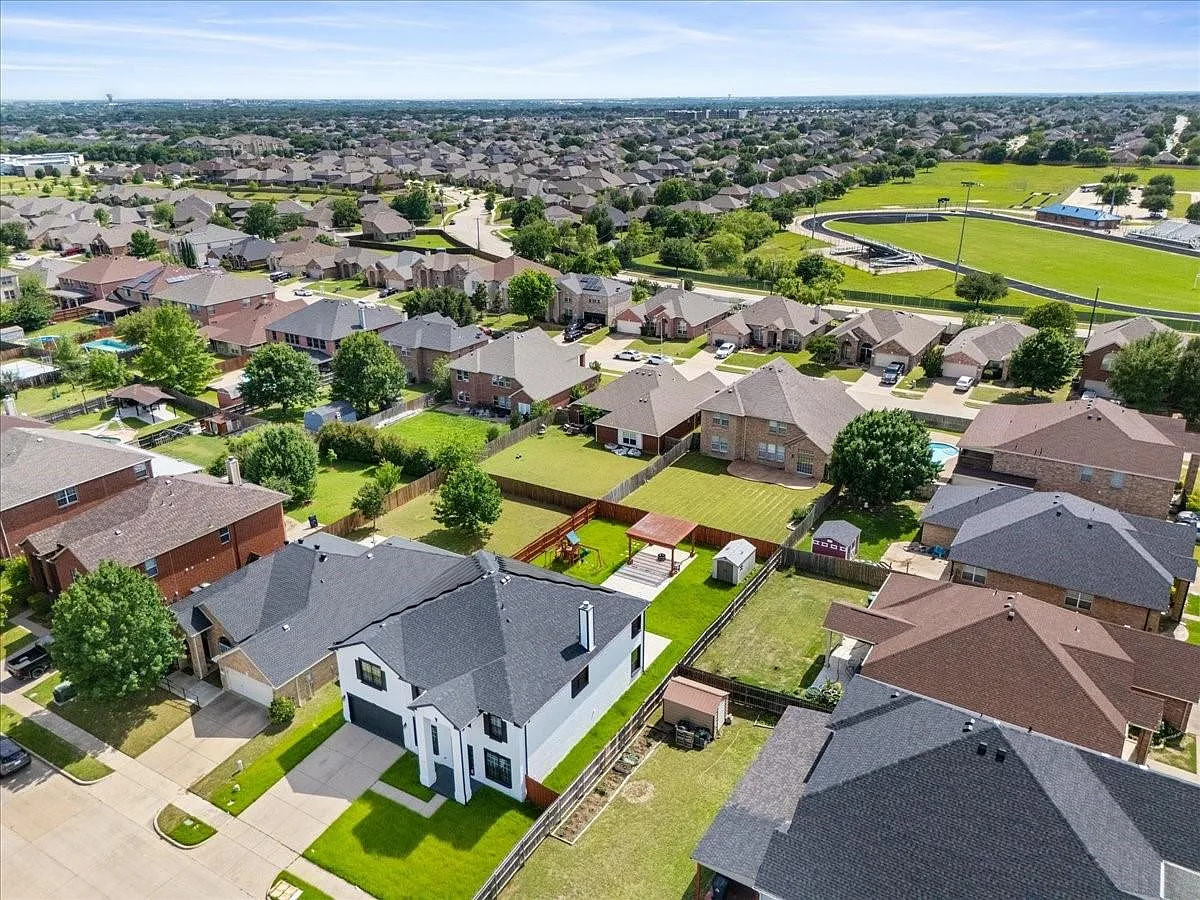 6 bed, 3.0 bath, 4197 sqft, $4,300 — Photo 4