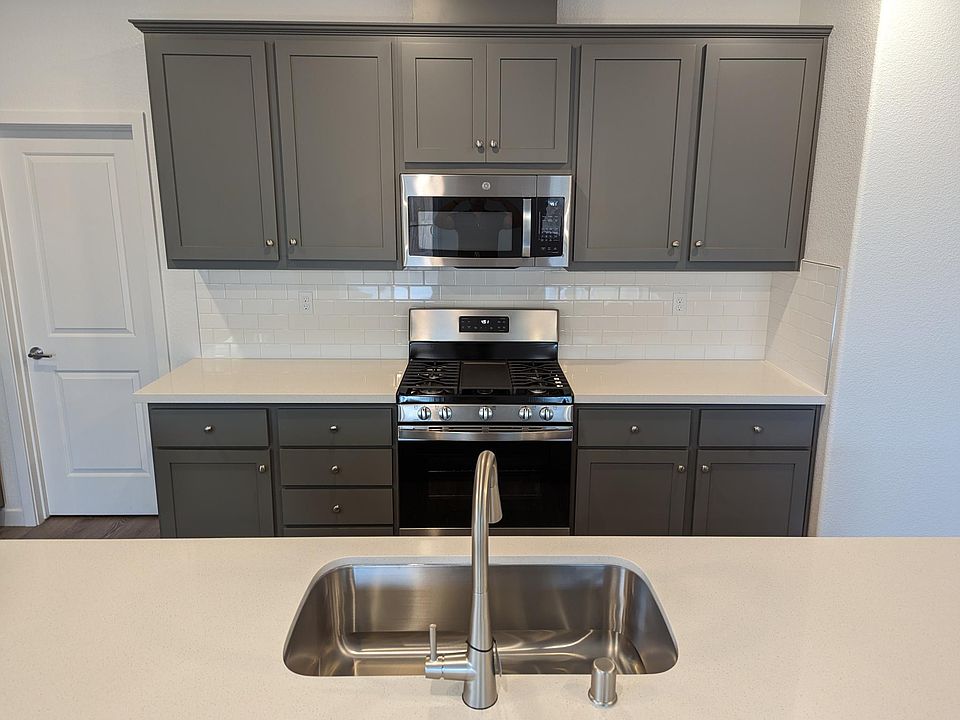 Kitchen range with island